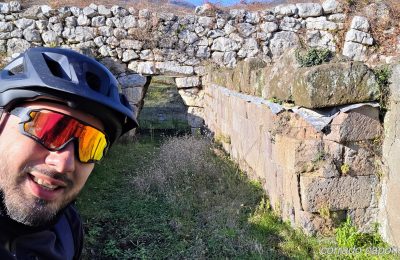 selfie_porta_megalitica_trebula_balliensis